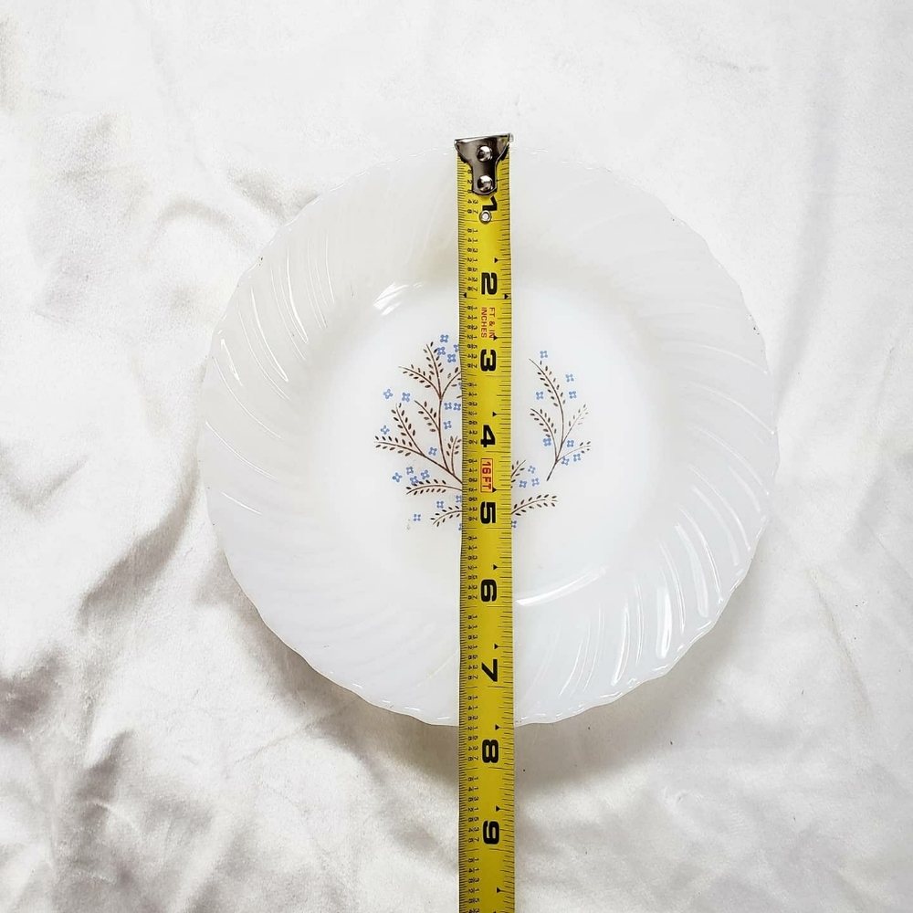 Vintage Milkglass Plate - Picture 4 of 4